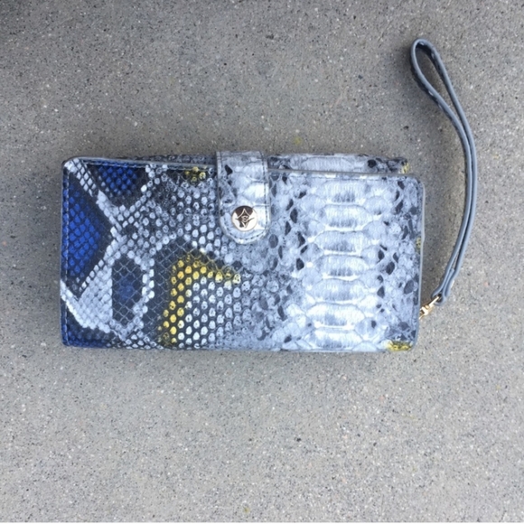 Stephanie Johnson Wristlet - Picture 2 of 5